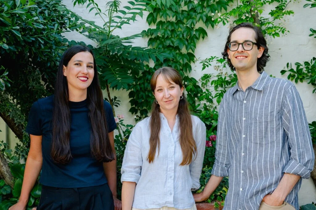 Über uns ACHSE Verlag Teamfoto Teresa Mossbauer, Franziska Löffler, León Schellhaas